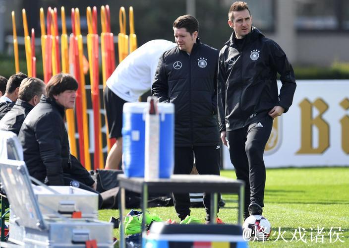 拜仁官方宣布克洛泽出任球队助教 双方签约一年 拜仁官方宣布克洛泽出任球队助教 双方签约一年
